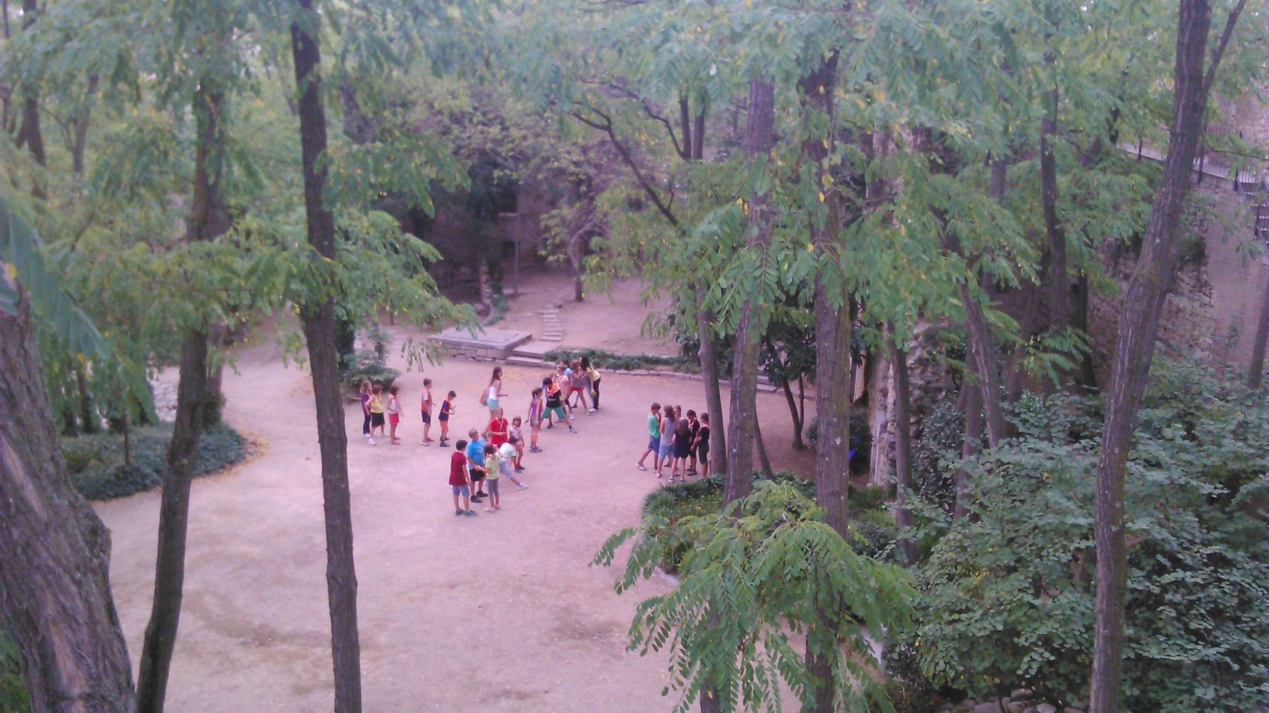 enfants dans la cours – 1K JPEG